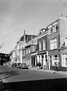 58327 Gezicht op de Herenweg te Utrecht met de voorgevels van de huizen nrs. 33 (rechts)-hoger; geheel links op de ...
